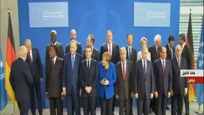 شاهد.. بوتين يتجاهل أردوغان ويقف بجوار السيسي بمؤتمر برلين