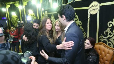 نيرمين الفقي تواسي غادة نافع في وفاة والدتها ماجدة الصباحي