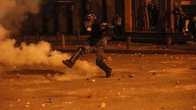 اشتباك قوات الأمن اللبنانية مع المتظاهرين في الليلة الثانية علي التوالي