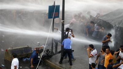 الجيش اللبناني يواجه المتظاهرين بخراطيم المياه