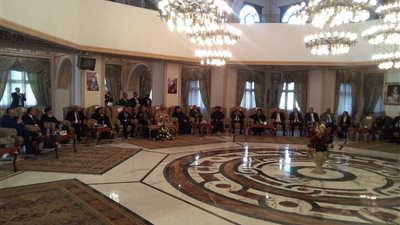 محافظ الإسكندرية للبابا تواضروس: شرفنا بتواجدك في المقر