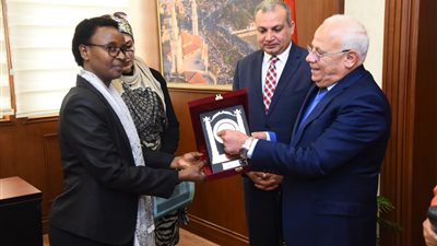 محافظ بورسعيد يستقبل وفد برنامج تطوير المناطق غير الرسمية الكيني