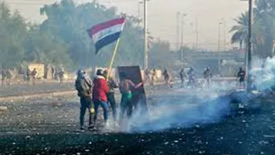 إصابة العشرات من المحتجين العراقيين باشتباكات مع قوات الأمن في بغداد