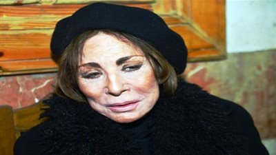 لبنى عبد العزيز تبكي فى عزاء صديقتها ماجدة الصباحي.. وتؤكد: 