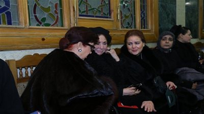 سر صادم وراء انهيار لبنى عبدالعزيز في البكاء بعزاء ماجدة الصباحي