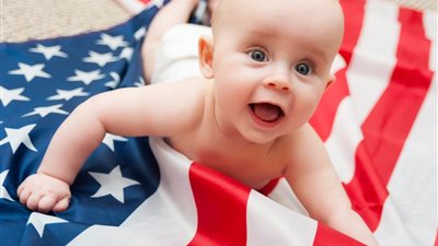 خبير سياحي: 95 % من زوجات الفنانين ورجال الأعمال يلدن في أمريكا