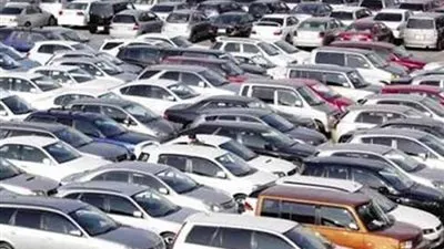 هل تتأثر أسعار السيارات بتراجع الدولار؟.. غرفة التجارة تجيب