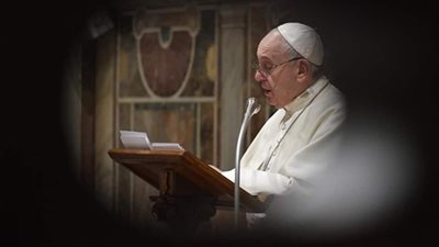 بابا الفاتيكان يحذر من 