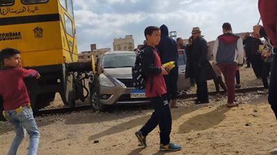 إصابة فتاة إثر تصادم قطار بسياة في السويس 