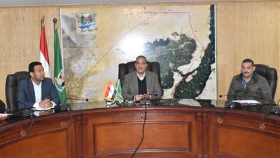 محافظ الفيوم يتابع تنفيذ مشروعات الكهرباء والصرف الصحي