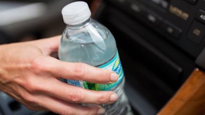 تحذير من زجاجات المياه وألعاب الأطفال البلاستيك (فيديو)