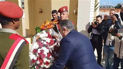 محافظ البحر الأحمر يضع إكليل من الزهور على النصب التذكاري