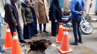 لجنة فنية تعاين موقع هبوط أرضي بطريق عام في القليوبية