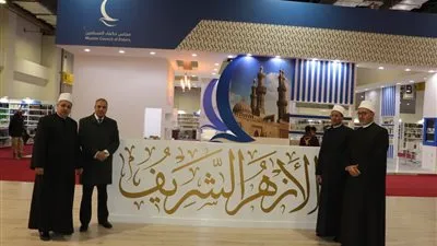 رئيس جامعة الأزهر يوزع دعوات مجانية لزيارة معرض الكتاب
