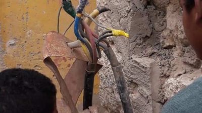 أهالي القصير: الكابلات الكهربائية المكشوفة مصيدة لأطفالنا.. ونستغيث بالمحافظ (صور)