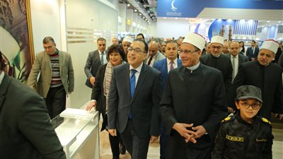 رئيس الوزراء يزور جناح الأزهر بمعرض الكتاب