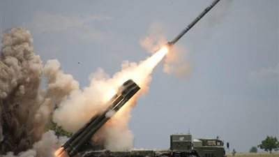 قتلى وجرحى جراء سقوط صاروخ حوثي على مبنى في مأرب