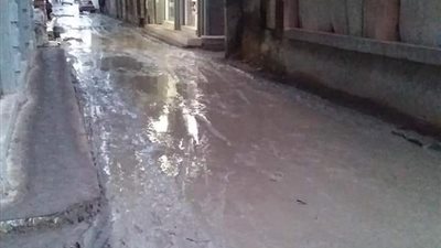 بسبب الأمطار.. شارع المدارس يتحول لبرك من 