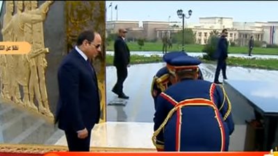 شاهد.. السيسي يضع إكليل الزهور على النصب التذكاري لشهداء الشرطة
