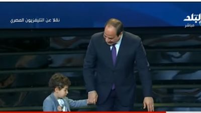 شاهد.. نجل شهيد يرفض النزول من المنصة ليبقى بجانب السيسي