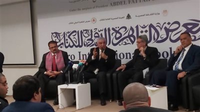 زاهي حواس يكشف حقيقة لعنة الفراعنة وسر بناء الأهرامات (صور)