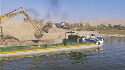 لتفادي شحوط الفنادق العائمة.. مواصلة تكرير المجرى الملاحي بنيل الأقصر 