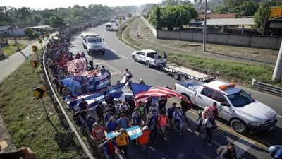 أمريكا الوسطى.. المئات يدخلون المكسيك تحت مراقبة قوات الأمن