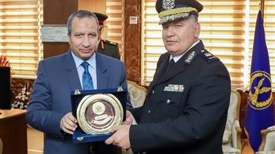 محافظ السويس يهنئ القيادات الأمنية بمناسبة عيد الشرطة