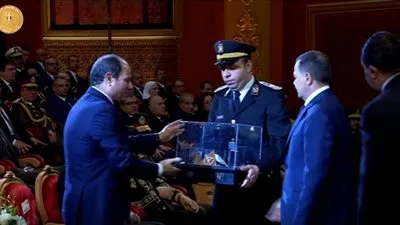 وزير الداخلية يقدم هدية تذكارية إلى السيسي باحتفال عيد الشرطة