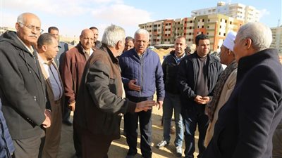 صقر يشدد على تكثيف تطوير الصرف الصحي والإنارة بشوارع السويس