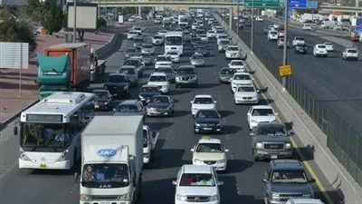 كثافة مرورية إثر انقلاب سيارة على الدائرى الإقليمي