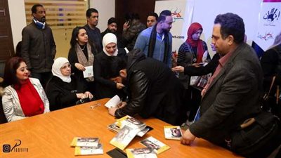 هيثم مازن يحتفل بتوقيع رواية 