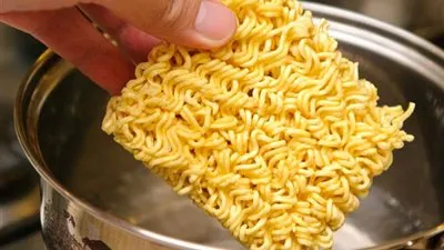 خبير تغذية يكشف معلومات صادمة عن أضرار الإندومي