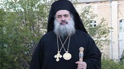 تفاصيل رحلة علاج مطران فلسطين من التسمم في المانيا 