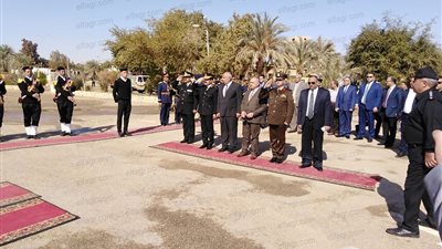 محافظ الوادي الجديد يضع أكليل الزهور على النصب التذكاري للشهداء