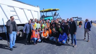 وزير النقل يحتفل بذكرى ثورة يناير على طريقته الخاصة (صور)