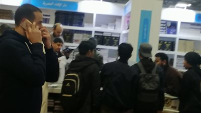 إقبال كبير على جناح دار الإفتاء بمعرض القاهرة للكتاب