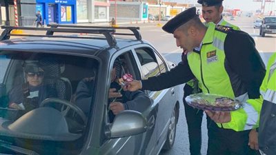احتفالا بعيد الشرطة.. مدير المرور يوزع الورود والشيكولاته على المواطنين