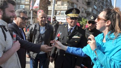 في عيد الشرطة.. مدير أمن الجيزة يوزع الورود على المواطنين (صور)