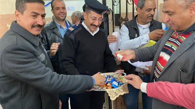 بـ الحلوى والزهور.. الشرطة تحتفل في الشوارع بعيدها لـ68 