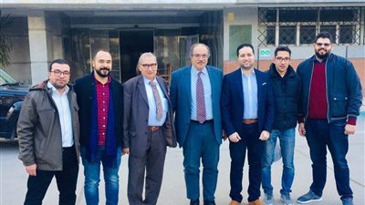 خبير عالمي يجري عملية نادرة في مستشفيات جامعة الزقازيق 