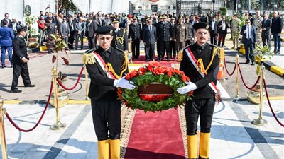 محافظ الإسكندرية يضع أكاليل الزهور على النصب التذكاري لشهداء الشرطة