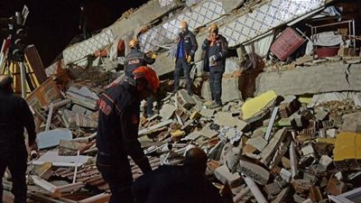 انقاذ تركيا من الزلزال ينتهي بعد أن انسحب العشرات من الأنقاض