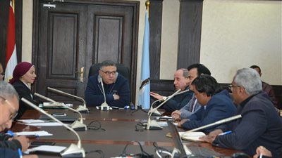 محافظ البحر الأحمر يستعرض الموقف التنفيذي لمشروعات الكهرباء