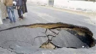 بسبب الصرف الصحي.. هبوط أرضي بطريق قرية الدولتلي بالدقهلية (صور)