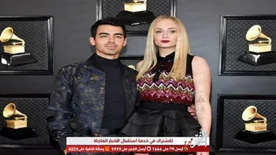 جو جوناس يصل برفقة زوجته صوفي ترنر  للسجادة الحمراء بحفل جوائز 