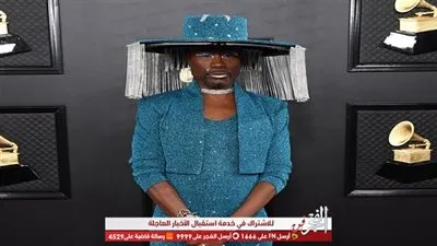 بيلي بورتر يصل للسجادة الحمراء بإطلالة هي الأغرب بحفل جرامي (صورة)