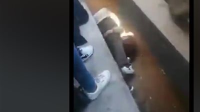 شاهد.. أب ينقذ ابنته بأعجوبة من دهس قطار في الإسماعيلية 