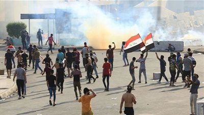 العراق.. متظاهرون يغلقون الطريق الدولي السريع بين بغداد والمدن الجنوبية