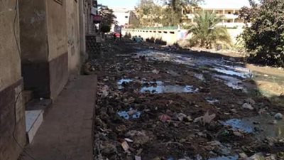 القمامة والصرف الصحي يحاصران 